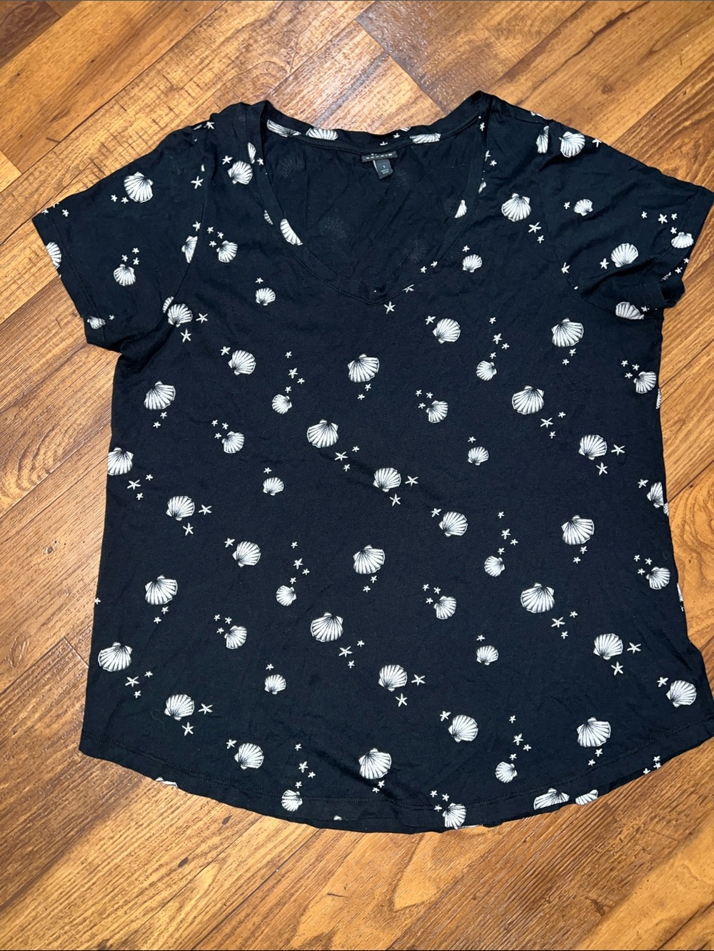 Black Shell Print V-Neck Tee